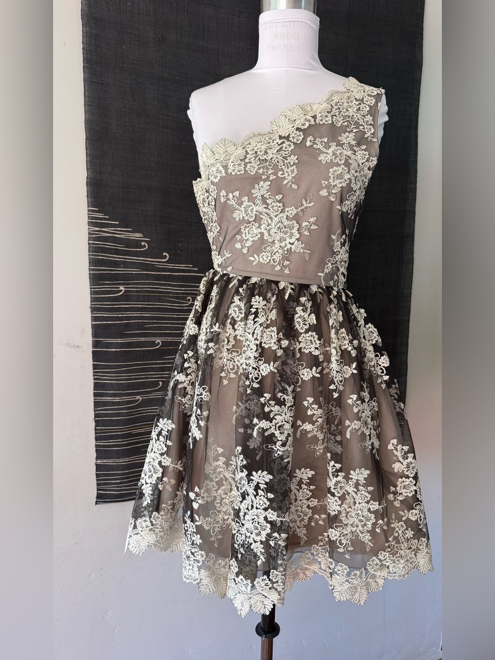 ALICE + OLIVIA - Elegant Cream Lace Overlay One-Shoulder Dress Size S 4
